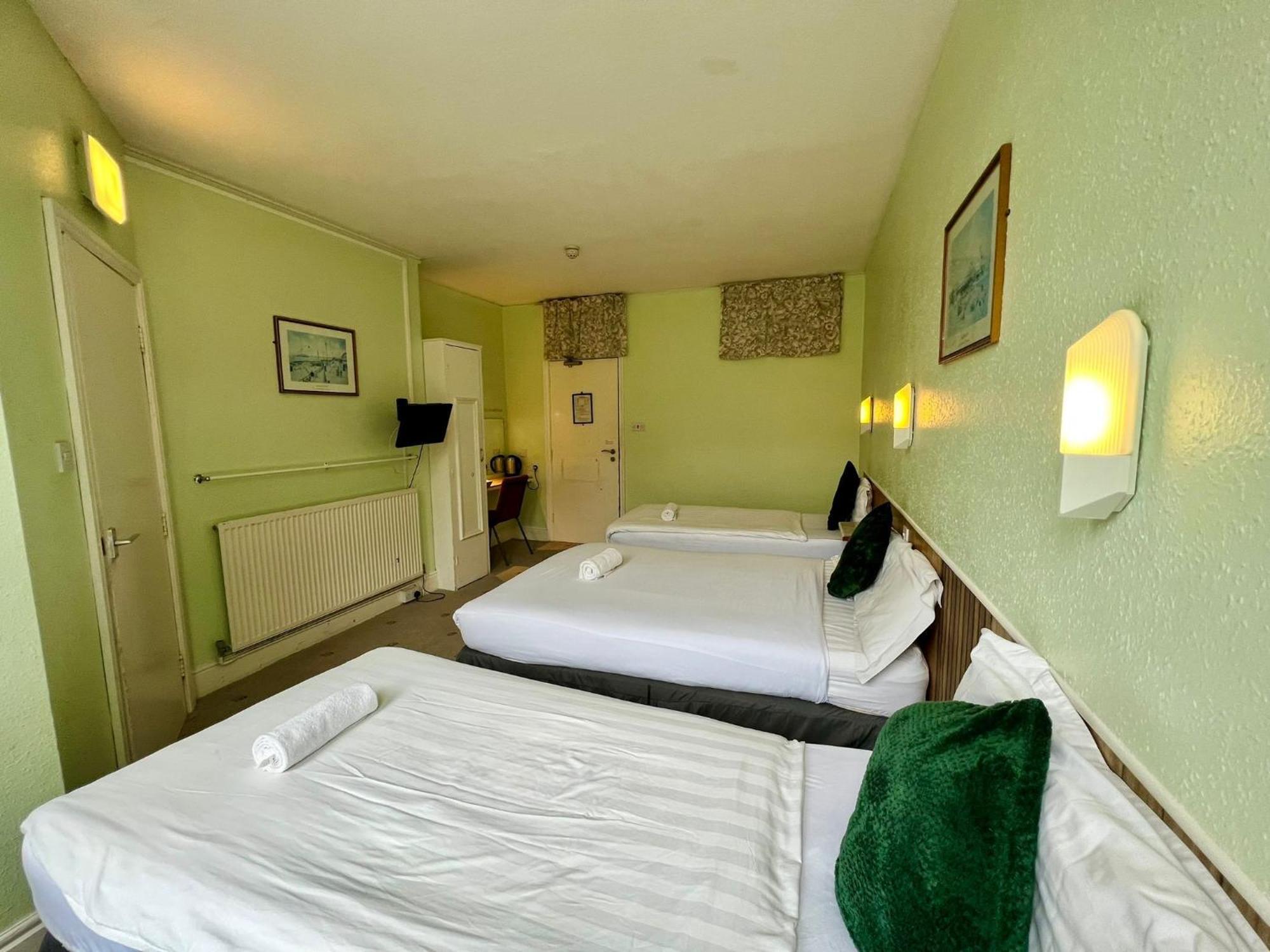 Green Gables Hotel Скарбъро Стая снимка
